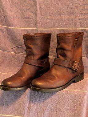 Frye Veronica Short Engineer boots in Dark Brown - Size 8